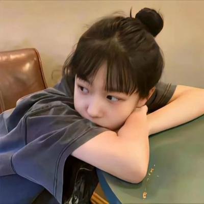 坐在酒吧里吃蛋糕